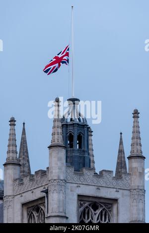 St. Margaret's Church, Westminster, London, Großbritannien. 10. September 2022. Unionsflagge am halben Mast nach dem Tod von Königin Elizabeth II Stockfoto