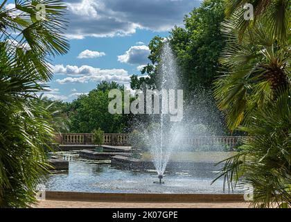 Brunnen mit Wasserbrunnen im Orangery Palace im Sanssouci Park, UNESCO Weltkulturerbe, Potsdam, Brandenburg, Deutschland Stockfoto