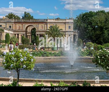 Brunnen mit Wasserbrunnen im Orangery Palace im Sanssouci Park, UNESCO Weltkulturerbe, Potsdam, Brandenburg, Deutschland Stockfoto