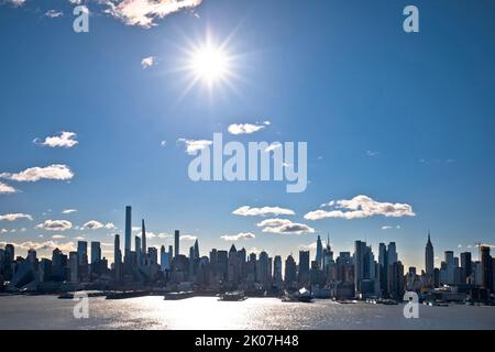 New York City epische Skyline unter hellem Himmel, Vereinigte Staaten von Amerika Stockfoto