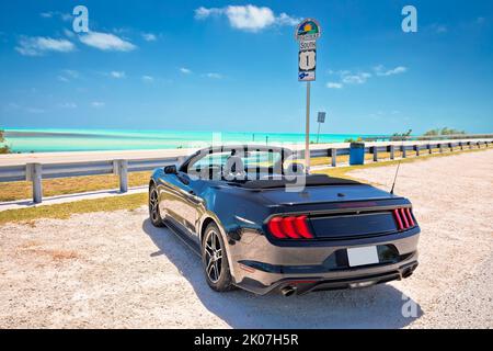 Landschaftlich schöner Florida Highway 1 und Aussicht auf das Muscle Car, landschaftlich reizvolle Florida Keys Fahrt in den USA Stockfoto
