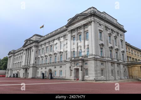 Buckingham Palace Day 2 Queens Death at Buckingham Palace, London, United Kingdom, 10.. September 2022 (Foto von Mike Jones/News Images) Stockfoto