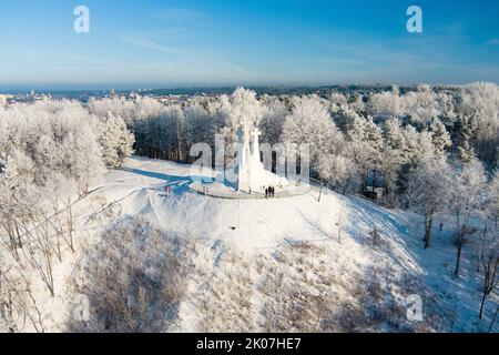 Luftaufnahme des Denkmals der drei Kreuze im Winter mit Blick auf die Altstadt von Vilnius bei Sonnenuntergang. Vilnius Landschaft aus dem Hügel der drei Kreuze, in Stockfoto