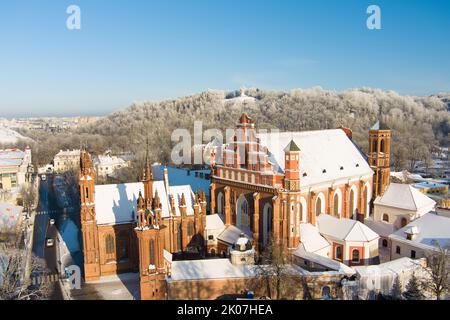 Luftaufnahme der St. Annes Kirche und Bernardine Kirche, eines der schönsten Gebäude in Vilnius. Schöner Wintertag in der Hauptstadt Litauens Stockfoto