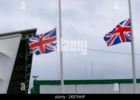 Newcastle, Großbritannien. 10. September 2022. Flash fliegt am Halbmast in Tribut an die Queen, Eleizabeth II vor dem Spiel der Gallagher Premiership zwischen Newcastle Falcons und Harlequins im Kingston Park, Newcastle am Samstag, 10.. September 2022. (Kredit: Chris Lishman | MI News) Kredit: MI Nachrichten & Sport /Alamy Live News Stockfoto