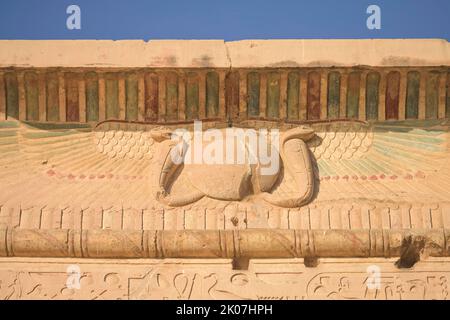 Giebel, Detail, Schlangen, Sonnenscheibe, Haupteingang, Haupttempel, Tempelkomplex Kom Ombo, Ägypten Stockfoto