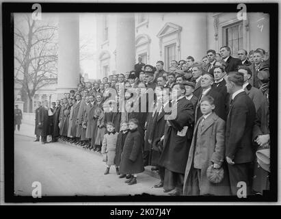 Präsident Taft und Gruppe über Schritte des Weißen Hauses, zwischen 1910 und 1917. Stockfoto