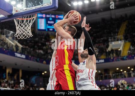 Duda Sanadze (R) aus Georgien und Dino Radoncic (C) aus Montenegro in Aktion während des 7. Tages Gruppe A des FIBA EuroBasket 2022 zwischen Georgien und Montenegro in der Tbilisi Arena. Endergebnis; Montenegro 81:73 Georgien. (Foto von Nichola Muller / SOPA Images/Sipa USA) Stockfoto