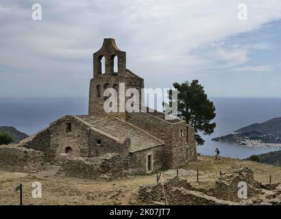 Die vorromanische Kirche Santa Helena de Rodes befindet sich im Naturpark Cap de Creus in unmittelbarer Nähe des Klosters Sant Stockfoto