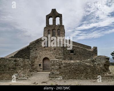 Die vorromanische Kirche Santa Helena de Rodes befindet sich im Naturpark Cap de Creus in unmittelbarer Nähe des Klosters Sant Stockfoto