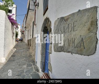 Enge Straßen im Zentrum von Cadaques, der Künstlerstadt an der Costa Brava, Cadaques, Katalonien, Spanien Stockfoto