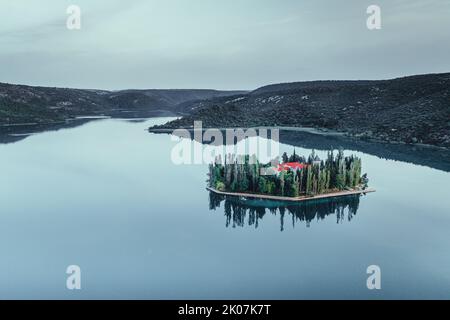 Luftaufnahme des Klosters Visovac, im Nationalpark Krka gelegen & über alten römischen Katakomben gebaut.kleine Insel in der Mitte des Flusses. Stockfoto