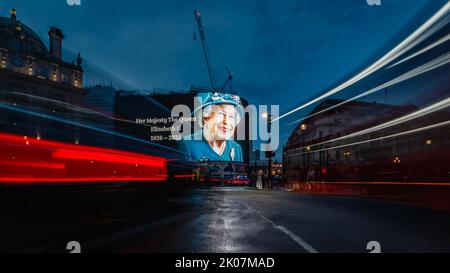 Ein Bild von Königin Elizabeth II. Auf der Plakatwand im Piccadilly Circus nach ihrem Tod früher am Tag. Stockfoto