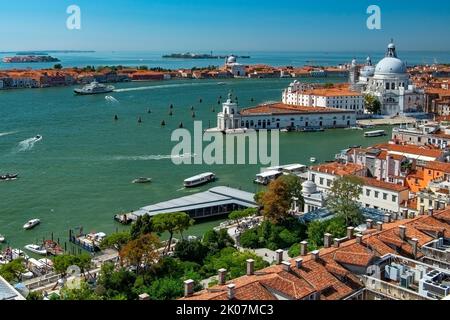 Blick vom Campanile, dem Glockenzentrum von San Marco, in Richtung Dorsuduro und Giudecca, Insel San Giorgio, Venedig, Venetien, Italien Stockfoto