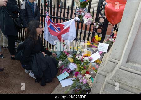 London, Großbritannien. 10. September 2022. Ein Trauermann vor den Toren des Buckingham Palace Credit: MARTIN DALTON/Alamy Live News Stockfoto
