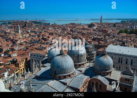 Blick vom Campanile, dem Glockenzentrum von San Marco in Richtung Castello, Markusdom, Venedig, Venetien, Italien Stockfoto