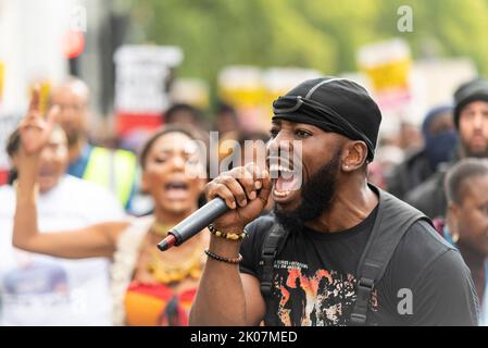 Whitehall, Westminster, London, Großbritannien. 10. September 2022. In Whitehall findet ein Protest gegen Black Lives Matter statt, der durch die Schüsse der Polizei auf Chris Kaba, ein unbewaffnetes Opfer, ausgelöst wurde. Die Schießerei wird als Mord behandelt. Chris Kaba, 24, starb, nachdem die Polizei am Montagabend in Streatham Hill im Süden Londons ein Auto verfolgt hatte Stockfoto