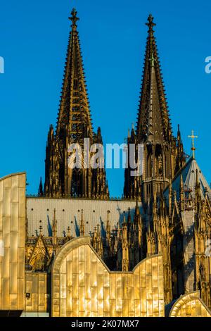 Kölner Dom, Museum Ludwig, Köln, Nordrhein-Westfalen, Deutschland Stockfoto