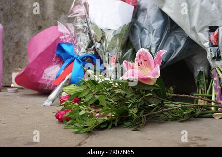 London, Großbritannien. 09. September 2022. Nach dem Tod der Königin wurden Blumen von Trauernden am Zaun des Buckingham Palace gelegt. Quelle: Larissa Schwedes/dpa/Alamy Live News Stockfoto