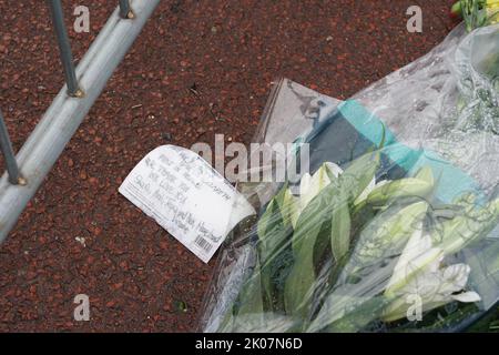 London, Großbritannien. 09. September 2022. Nach dem Tod der Königin wurden Blumen von Trauernden am Zaun des Buckingham Palace gelegt. Quelle: Larissa Schwedes/dpa/Alamy Live News Stockfoto