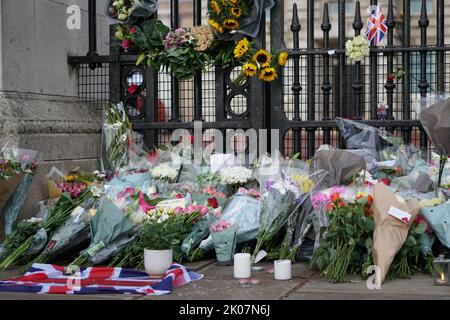 London, Großbritannien. 09. September 2022. Nach dem Tod der Königin wurden Blumen von Trauernden am Zaun des Buckingham Palace gelegt. Quelle: Larissa Schwedes/dpa/Alamy Live News Stockfoto