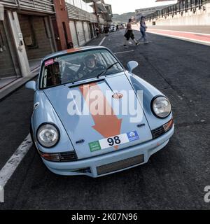 Historischer Rennwagen Sportwagen Klassikwagen Porsche 911 RS in der Pit Lane der Rennstrecke, FIA Formel 1 Circuit, Circuit de Spa Francorchamps, Ardennen Stockfoto