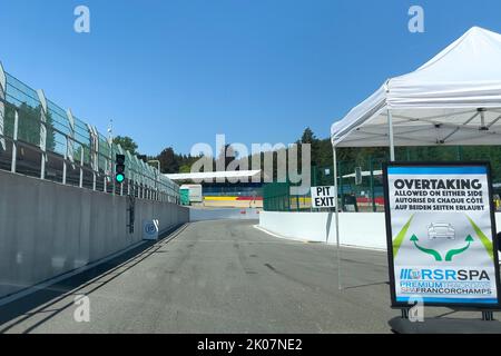 Blick aus der Perspektive des Renners auf den Beginn der Pit Lane Abfahrt der FIA Formel 1 Circuit, Circuit de Spa Francorchamps, Ardennen Rollercoaster, Ardennen Stockfoto