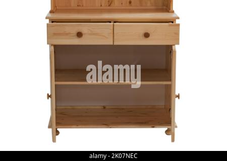 Moderner Küchenschrank im Retro-Stil mit offenen Türen und Regalen. Offene Schubladen eines hölzernen Küchenschranks mit abisolierten Regalen auf weißem Hintergrund. Stockfoto