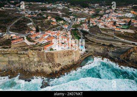 Luftdrohnenansicht von Azenhas do Mar, einem kleinen portugiesischen Dorf am Rande einer steilen Klippe in einer atemberaubenden Lage an der Küste in der Nähe von Sintra Stockfoto