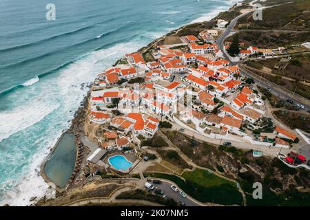 Luftdrohnenansicht von Azenhas do Mar, einem kleinen portugiesischen Dorf am Rande einer steilen Klippe in einer atemberaubenden Lage an der Küste in der Nähe von Sintra Stockfoto