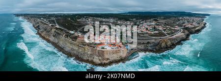 Luftpanoramic Drohne Ansicht von Azenhas do Mar, einem kleinen portugiesischen Dorf, das am Rand einer steilen Klippe in einer atemberaubenden Lage an der Küste liegt Stockfoto