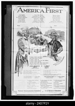 Amerika erstes Plakat, zwischen 1911 und 1920. Onkel Sam schüttelt einen europäischen Einwanderer an der Hand, mit Texten in mehreren Sprachen, darunter Italienisch, Polnisch, Hebräisch, Tschechisch, Ungarisch und Litauisch: „Englisch lernen; Nachtschule besuchen; Bürger werden; Bürgerpapiere; Es bedeutet eine bessere Chance und ein besseres Zuhause in Amerika. Es bedeutet eine bessere job...better Chance für Ihre children...better Amerika. Fragen Sie die nächste öffentliche Schule nach Kursen. Wenn es keinen in Ihrer Stadt gibt, schreiben Sie an das National Americanization Committee oder das US Bureau of Education.“ Stockfoto