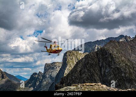 Die Intervention der Hubschrauberrettung auf der Hütte Pagarì im oberen Valle Gesso im südlichen Piemont Stockfoto