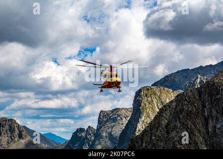 Die Intervention der Hubschrauberrettung auf der Hütte Pagarì im oberen Valle Gesso im südlichen Piemont Stockfoto