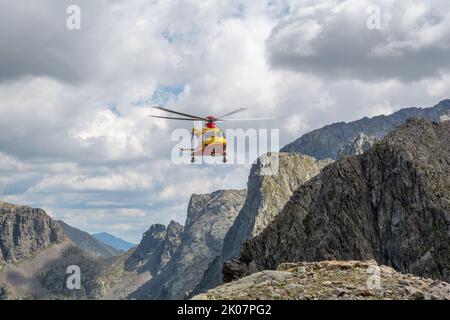 Die Intervention der Hubschrauberrettung auf der Hütte Pagarì im oberen Valle Gesso im südlichen Piemont Stockfoto