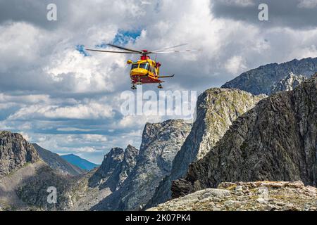 Die Intervention der Hubschrauberrettung auf der Hütte Pagarì im oberen Valle Gesso im südlichen Piemont Stockfoto