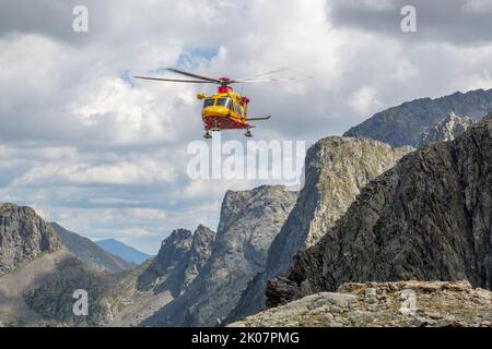 Die Intervention der Hubschrauberrettung auf der Hütte Pagarì im oberen Valle Gesso im südlichen Piemont Stockfoto