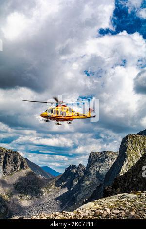 Die Intervention der Hubschrauberrettung auf der Hütte Pagarì im oberen Valle Gesso im südlichen Piemont Stockfoto