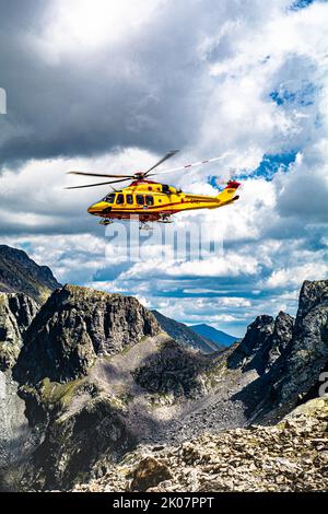 Die Intervention der Hubschrauberrettung auf der Hütte Pagarì im oberen Valle Gesso im südlichen Piemont Stockfoto