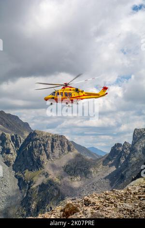 Die Intervention der Hubschrauberrettung auf der Hütte Pagarì im oberen Valle Gesso im südlichen Piemont Stockfoto