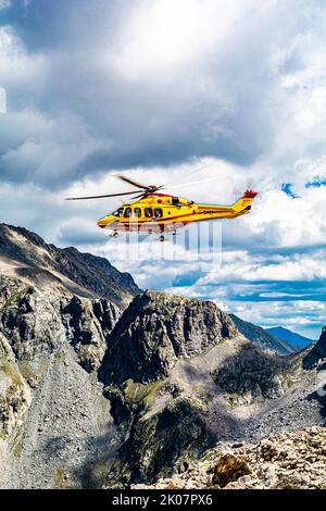 Die Intervention der Hubschrauberrettung auf der Hütte Pagarì im oberen Valle Gesso im südlichen Piemont Stockfoto