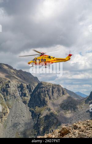 Die Intervention der Hubschrauberrettung auf der Hütte Pagarì im oberen Valle Gesso im südlichen Piemont Stockfoto