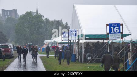 Kelso, Großbritannien. 09. September 2022. 9.. September 2022. Kelso, Border Union Showground, Scottish Borders. Der jährliche Kelso RAM Sales fand heute am Tag nach dem Tod von Königin Elizabeth statt, die Glocke wurde um 10am Uhr läutet, um eine zweiminütige Stille als Zeichen oder Respekt zu beginnen, bevor die Glocke erneut geläutet wurde, um den Verkauf zu beginnen. Das Wetter war heute für die Veranstaltung schlecht, und am Morgen regnete es. PIC Credit: phil wilkinson/Alamy Live News Stockfoto