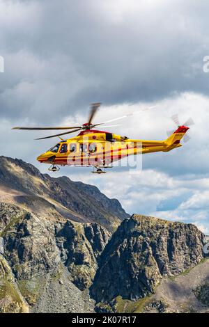 Die Intervention der Hubschrauberrettung auf der Hütte Pagarì im oberen Valle Gesso im südlichen Piemont Stockfoto