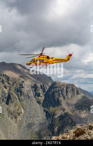 Die Intervention der Hubschrauberrettung auf der Hütte Pagarì im oberen Valle Gesso im südlichen Piemont Stockfoto