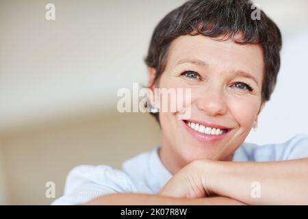 Geschäftsfrau mit selbstbewusstes Lächeln. Nahaufnahme Porträt einer glücklichen reifen Geschäftsfrau mit selbstbewusstem Lächeln. Stockfoto