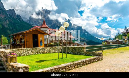 San Martino di Castrozza, Nordost-Trentino / Italien - August 30 2022: Ein renommiertes Skigebiet im Nordosten des Trentino, am Fuße des Trentino Stockfoto