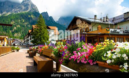 San Martino di Castrozza, Nordost-Trentino / Italien - August 30 2022: Ein renommiertes Skigebiet im Nordosten des Trentino, am Fuße des Trentino Stockfoto