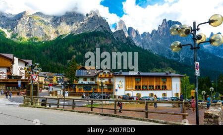 San Martino di Castrozza, Nordost-Trentino / Italien - August 30 2022: Ein renommiertes Skigebiet im Nordosten des Trentino, am Fuße des Trentino Stockfoto