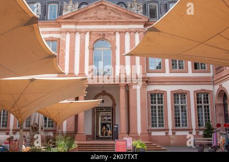 Frankfurt juni 2021: Das Thurn und Taxis Palais ist ein barockes Stadtpalais. Sie wurde im Zweiten Weltkrieg weitgehend zerstört und erst 2007 bis 2009 Uhr wieder aufgebaut Stockfoto